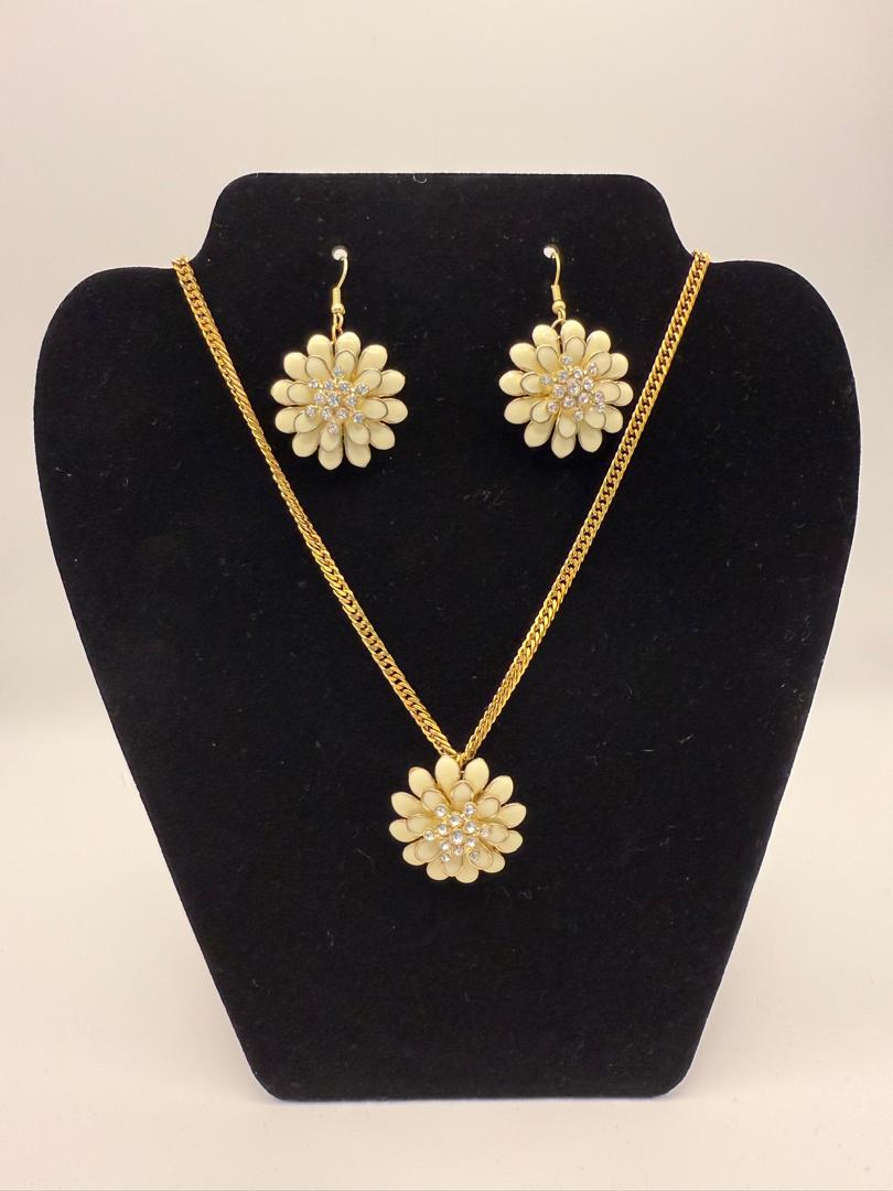 Golden Daisy Necklace & Earrings Set