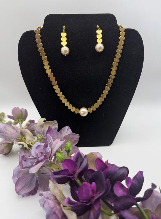 Gold hurts with white pearl necklace with earrings