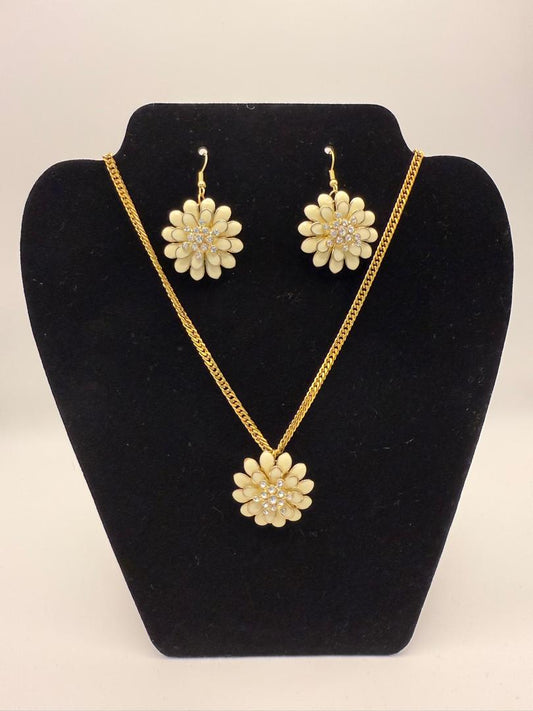 Golden Daisy Necklace & Earrings Set